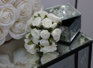 Artificial Rose Cluster White 18pc